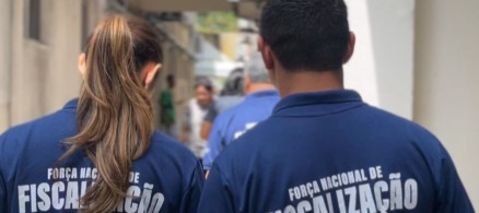 Duas pessoas da área de fiscalização dos Conselhos Regionais de Enfermagem