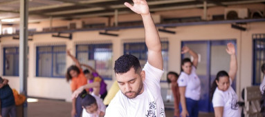 Grupo de homens e mulheres em atividade física na ubs