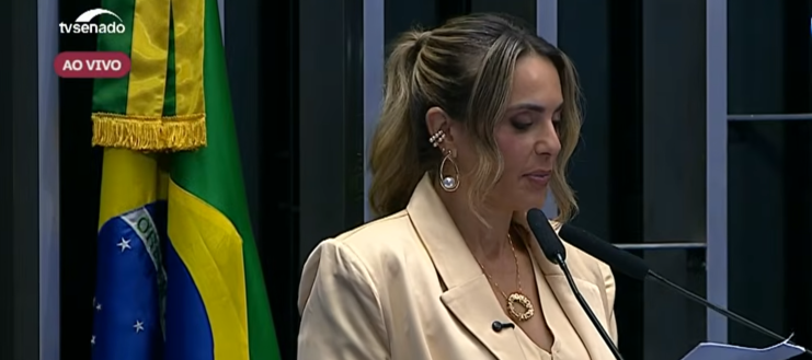 Deputada falando na sua posse