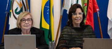 Duas pessoas sentadas lado a lado