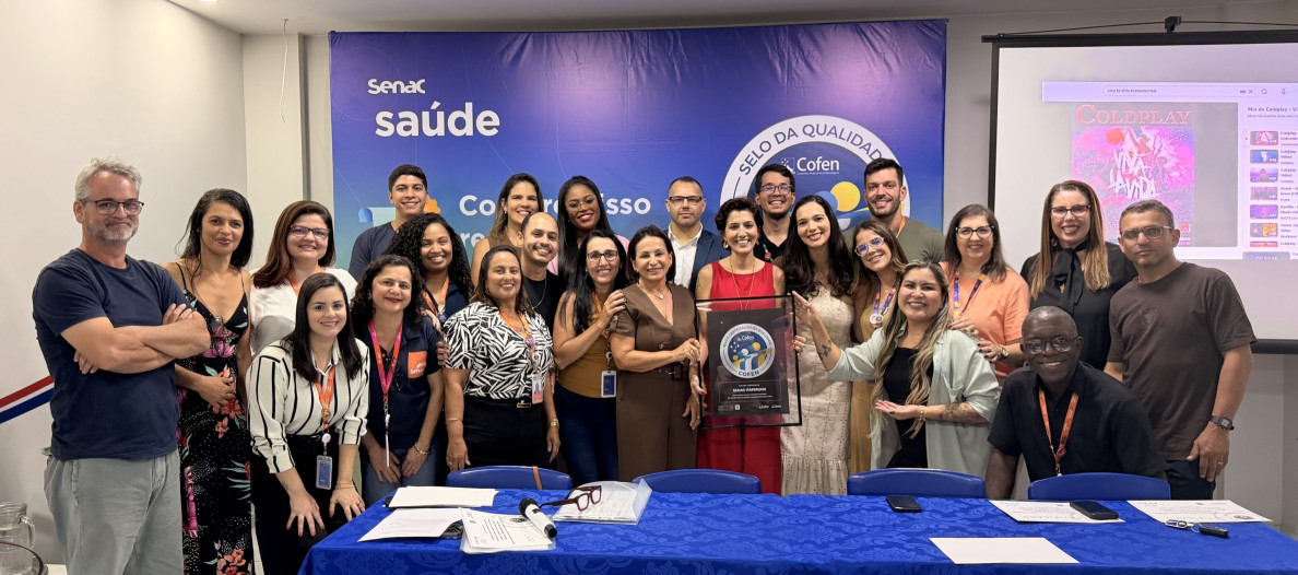 Várias pessoas pousando para uma foto