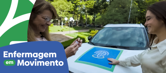 Duas pessoas em pé encostadas em um carro