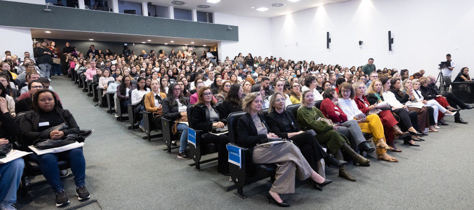 Pessoas sentadas em um auditório