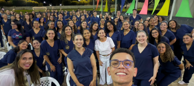 Acadêmicos de Enfermagem e profissionais da área posando para foto durante a Semana de Enfermagem