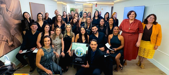 Um grupo de homens e mulheres posando para foto
