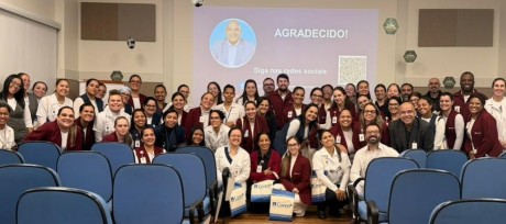 Pessoas em pé tirando foto juntas
