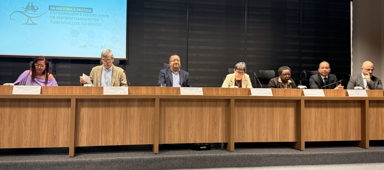 Um grupo de pessoas em uma composição de mesa em um evento