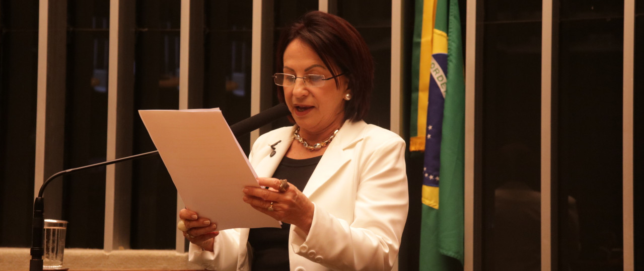Pessoa no púlpito falando para um público em um plenário