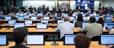 Pessoas sentadas em uma sala de reunião de comissão