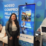 Uma mulher posando fora foto com a IA do Cofen