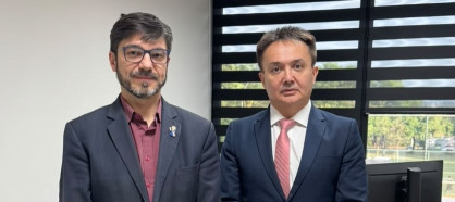 Dois homens posando para foto